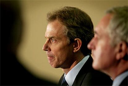 Tony Blair, junto a su homólogo irlandés, Bertie Ahern, ayer en una rueda de prensa.