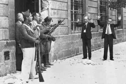 Soldados franquistas encañonan a dos transeúntes en Sevilla el 18 de julio de 1936.