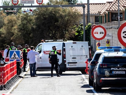 Un dispositivo policial ha desalojado el cementerio de Torrent y ha acordonado toda la zona tras un tiroteo en el que han muertos dos personas y una tercera ha resultado herida.