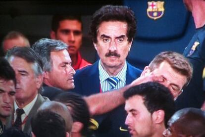 Mourinho mete un dedo en un ojo a Tito Vilanova.