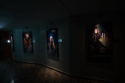 Exposición fotográfica en un pasillo de Theatron.