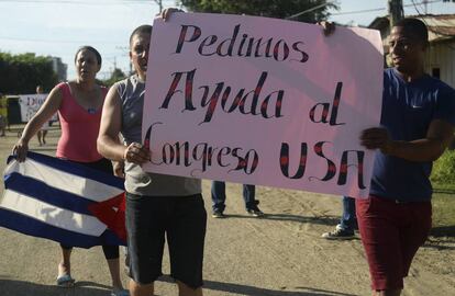 Migrantes cubanos se manifiestan en Antioquía (Colombia) para que las autoridades les permitan cruzar la frontera y seguir su camino hacia EEUU, el 5 de agosto.