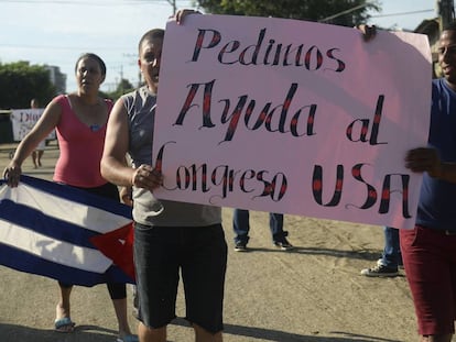 Migrantes cubanos se manifiestan en Antioqu&iacute;a (Colombia) para que las autoridades les permitan cruzar la frontera y seguir su camino hacia EEUU, el 5 de agosto. 