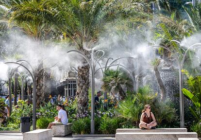 La plaza de la Reina de Valencia, peatonalizada hace un año, en uno de los espacios pensados para mitigar las altas temperaturas en verano. 