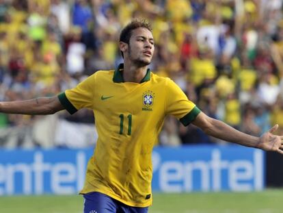 Neymar celebra un gol con Brasil.