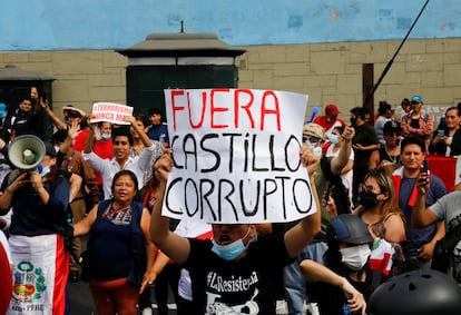 Manifestantes celebran la destitución de Castillo, en el exterior del Congreso en Lima. 