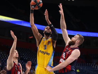 James Webb III, del Maccabi, trata de encestar ante los baskonistas Vanja Marinkovic y Matt Costello.