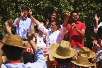 Al final del mitin, el candidato de C's a La Moncloa ha enumerado las diez reformas que su partido aspira a poner en marcha en los primeros cien días de gobierno y ha asegurado: "Si nos dejan, podemos cambiar más cosas que el PP y el PSOE en 30 años".