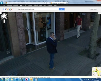 Um homem captado pelo Street View do Google em Barcelona.