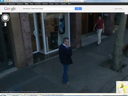 Um homem captado pelo Street View do Google em Barcelona.