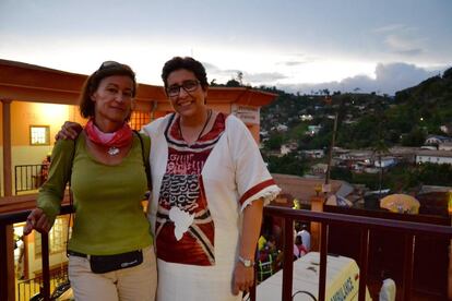 La hermana Cristina Antolín y Chus de la Fuente, directora de Fundación Recover presente en la fiesta de despedida.