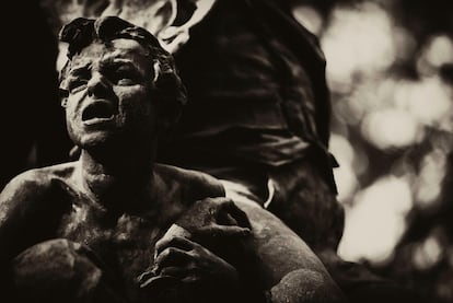 Obra de Aniceto Maran en homenaje a los Héroes del 2 de mayo, escondida en un jardincillo cerca del Templo de Debod. "Entre las figuras del conjunto" -un cañón, un soldado, una mujer muerta- "hay un muchachito con una terrible expresión de espanto que parece mirar a la muerte". El historiador Luis Miguel Aparisi lo tiene claro: "La guerra da mucho más miedo que el demonio".