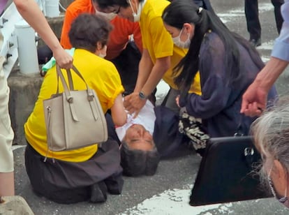 Shinzo Abe recibía maniobras de reanimación poco después de ser tiroteado, este viernes. El antiguo jefe del Ejecutivo japonés, que gobernó entre 2012 y septiembre de 2020 antes de dejar el poder por razones de salud, pronunciaba un discurso en un mitin frente a una estación de tren en la ciudad de Nara como parte de la campaña para las elecciones del domingo.