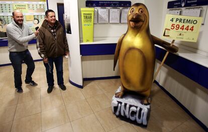 Interior de la Administración de Lotería de la calle Infantas de Madrid donde se ha vendido el número 59444 agraciado con el 4º premio de la Lotería de Navidad.