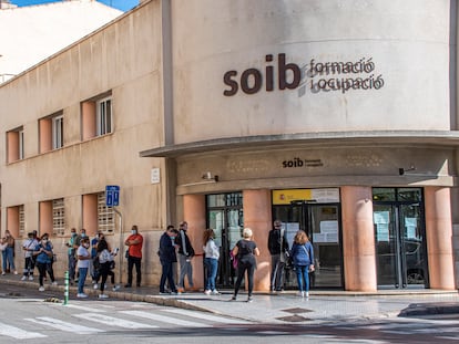 Varias personas hacen cola ante una oficina de empleo en Palma de Mallorca.