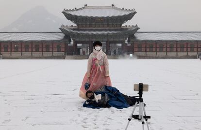 Una pareja vestida con el traje tradicional se fotografía durante su visita al palacio Gyeongbokgung, en Seúl (Corea del Sur), este miércoles.