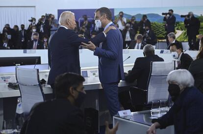 Joe Biden y Pedro Sánchez se saludan momentos antes del comienzo de la cumbre.