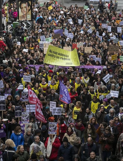 La protesta de Madrid, que ha terminado en la Puerta del Sol, se ha desarrollado en ambiente festivo, con batucada, cánticos reivindicativos y pancartas. Y todo, como siempre, bajo un hegemónico color morado, presente en bufandas, sombreros, abrigos e incluso pelucas. Ha acudido muchas familias, mucha gente joven, colectivos estudiantiles, sindicatos, pero también personas mayores, pensionistas o pertenecientes al colectivo 'yayoflauta'.