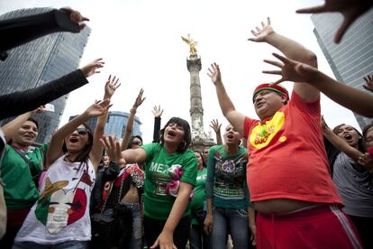 Aficionados en el Ángel de la Independencia, el epicentro de los festejos en la ciudad de México