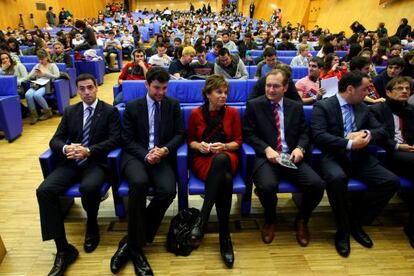 Un grupo de participantes en las jornadas, con Pradales (primero por la izquierda) y la diputada foral Josune Ariztondo.