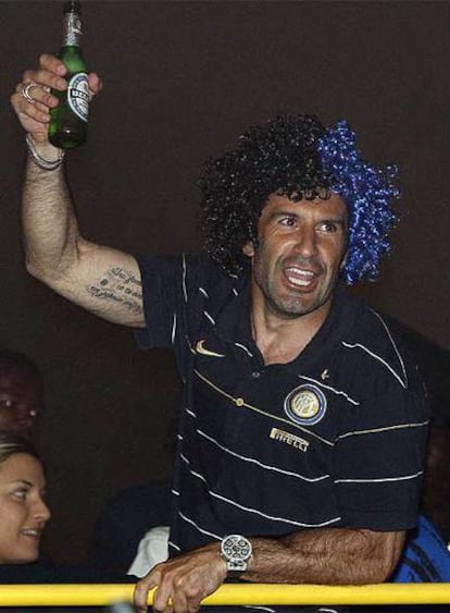 Luis Figo celebra el título del Inter.