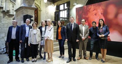 El presidente Ximo Puig y la vicepresidenta Mónica Oltra, en el centro, rodeados de su Gobierno.