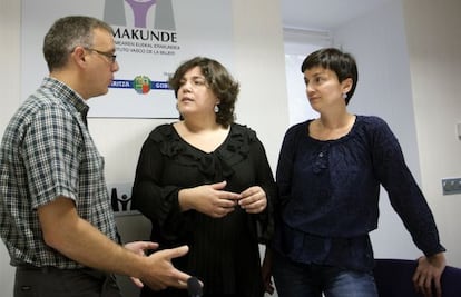 La directora de Emakunde, María Silvestre (en el centro), junto al sociólogo autor del estudio presentado ayer, Marce Masa, y la secretaria general de Emakunde, Arantxa Elizondo