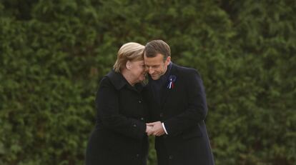 PHW377. Compiegne (France), 10/11/2018.- French President Emmanuel Macron and German Chancellor Angela Merkel hold hands after unveiling a plaque in the Clairiere of Rethondes during a commemoration ceremony for Armistice Day, 100 years after the end of the First World War, in Compiegne, France, 10 November 2018. (Francia) EFE/EPA/PHILIPPE WOJAZER / POOL MAXPPP OUT