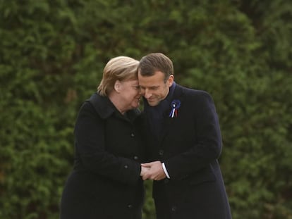PHW377. Compiegne (France), 10/11/2018.- French President Emmanuel Macron and German Chancellor Angela Merkel hold hands after unveiling a plaque in the Clairiere of Rethondes during a commemoration ceremony for Armistice Day, 100 years after the end of the First World War, in Compiegne, France, 10 November 2018. (Francia) EFE/EPA/PHILIPPE WOJAZER / POOL MAXPPP OUT