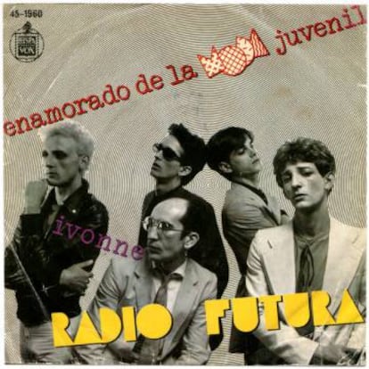 Primer sencillo de Radio Futura, editado en 1980: en la cara A, 'Enamorado de la moda juvenil', y en la cara B, 'Ivonne'.
