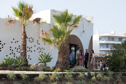 Entrada al chiringuito Nido, frente a la playa nudista de Estepona.