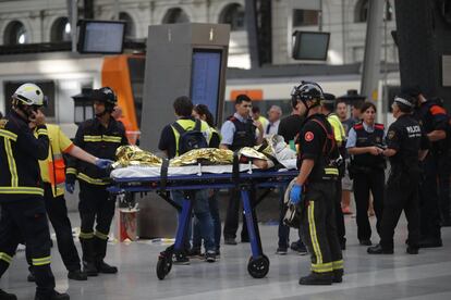 Els serveis d'emergències traslladen un dels ferits a l'accident a l'estació de França.