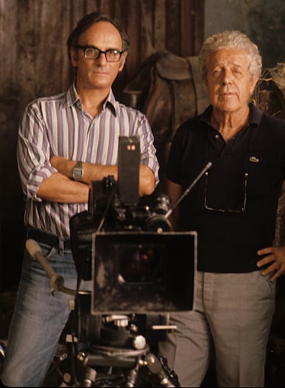 Carlos Saura y Luis García Berlanga posan durante el rodaje de la película 'Patrimonio Nacional', del segundo, en 1980.