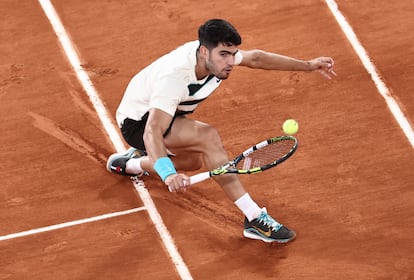 Alcaraz devuelve la pelota a Musetti durante la semifinal de Roland Garros.  