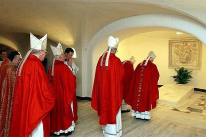 Varios cardenales rezan ante la tumba del Papa, ayer en las Grutas Vaticanas.