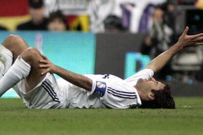 Raúl pide ayuda tras lesionarse durante el partido contra el Barça del pasado sábado.
