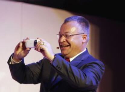 El presidente de Nokia, Stephen Elop, toma una foto con su teléfono 808 que consigue imágenes de 41 megapíxeles.
