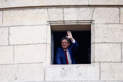 Jean-Luc Melenchon, líder de la Francia Insumisa, saluda a los electores congregados en la Plaza de Stalingrado de París tras la publicación de los resultados electorales.