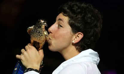 Carla Suárez besa el trofeo de campeona en Qatar.