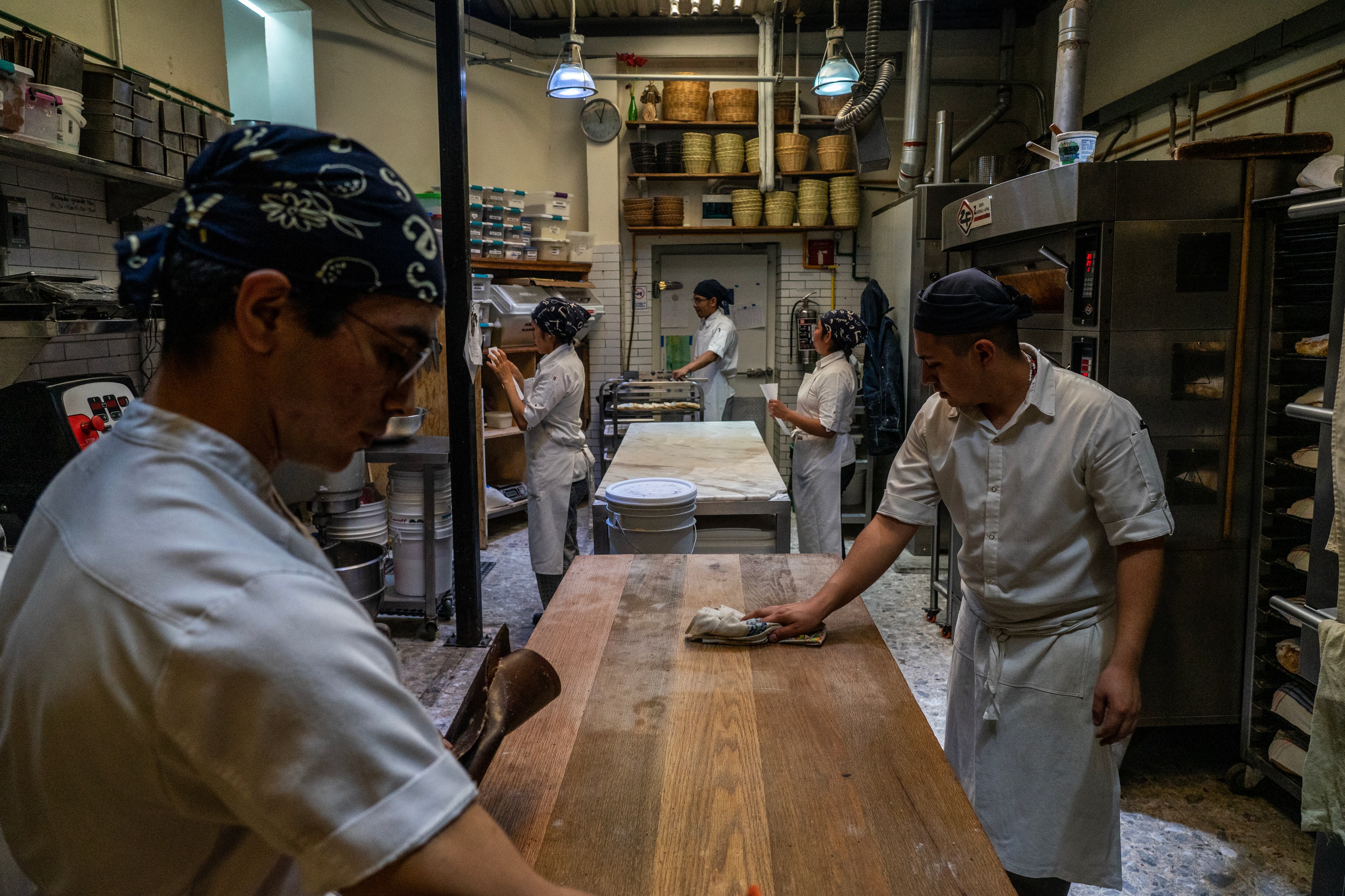 Cocineros trabajan en cocina del restaurante Rosetta en Ciudad de México, el 11 de abril.