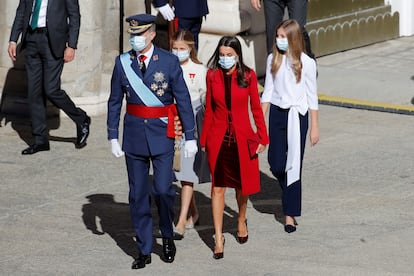 Los Reyes con sus hijas, a su llegada al Palacio Real.