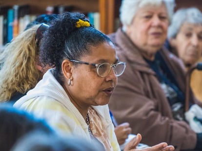 Myrna Pereyra participa en un conversatorio sobre racismo en su municipio.