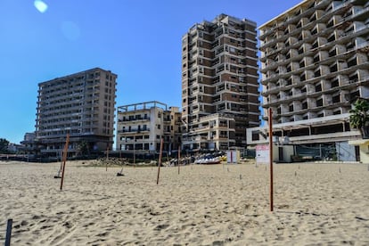 A paisagem de Varosha. Todos os hotéis à beira-mar estão vazios e em ruínas.