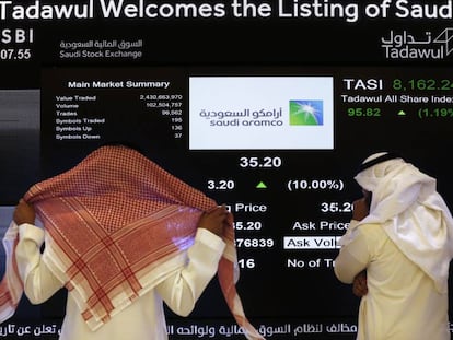 Panel con la cotización de Aramco en la Bolsa de Riad.