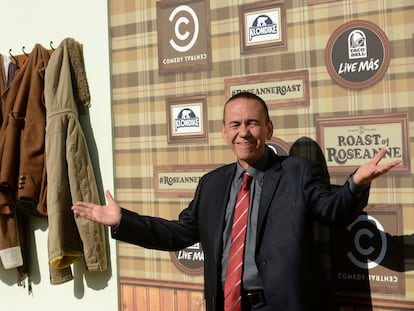 Gilbert Gottfried, a su llegada al espectáculo de Roseanne en Los Ángeles en 2012.