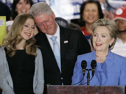 Hillary Clinton, en el acto tras las primarias de Indiana. Detrás, su hija Chelsea y su marido, Bill.