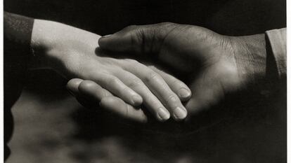 Consuelo Kanaga (estadounidense, 1894-1978). Hands [Manos], 1930. Copia de
plata en gelatina, 58,6 × 73,8 × 3,8 cm, enmarcada. Brooklyn Museum, donación de Wallace B. Putnam del State of Consuelo Kanaga, 82.65.2248. © Brooklyn Museum.
(Foto: Brooklyn Museum)