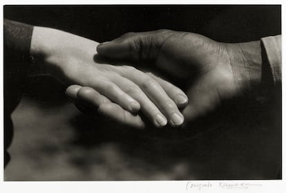 Consuelo Kanaga (estadounidense, 1894-1978). Hands [Manos], 1930. Copia de
plata en gelatina, 58,6 × 73,8 × 3,8 cm, enmarcada. Brooklyn Museum, donación de Wallace B. Putnam del State of Consuelo Kanaga, 82.65.2248. © Brooklyn Museum.
(Foto: Brooklyn Museum)