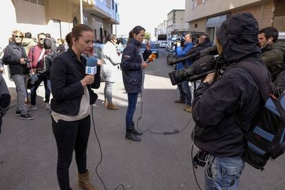 Periodistas entrando en directo en el lugar de la detención de Ana Julia con el cadaver del niño Gabriel Cruz en el maletero de su coche.