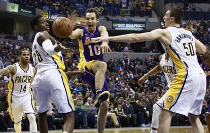 Nash, entre Mahinmi y Hansbrough.